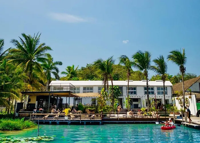 Hotel pres du College: The Yak Lake House - Hostal Bacalar