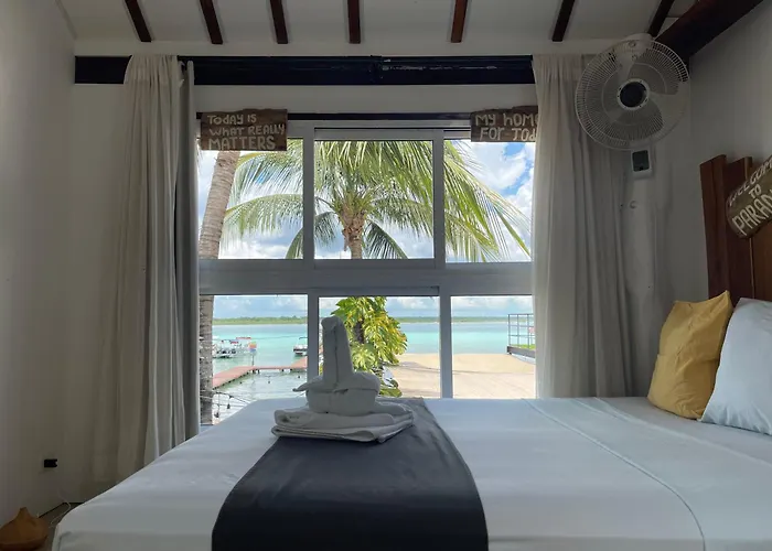 Hotel pres du College: The Yak Lake House - Hostal Bacalar